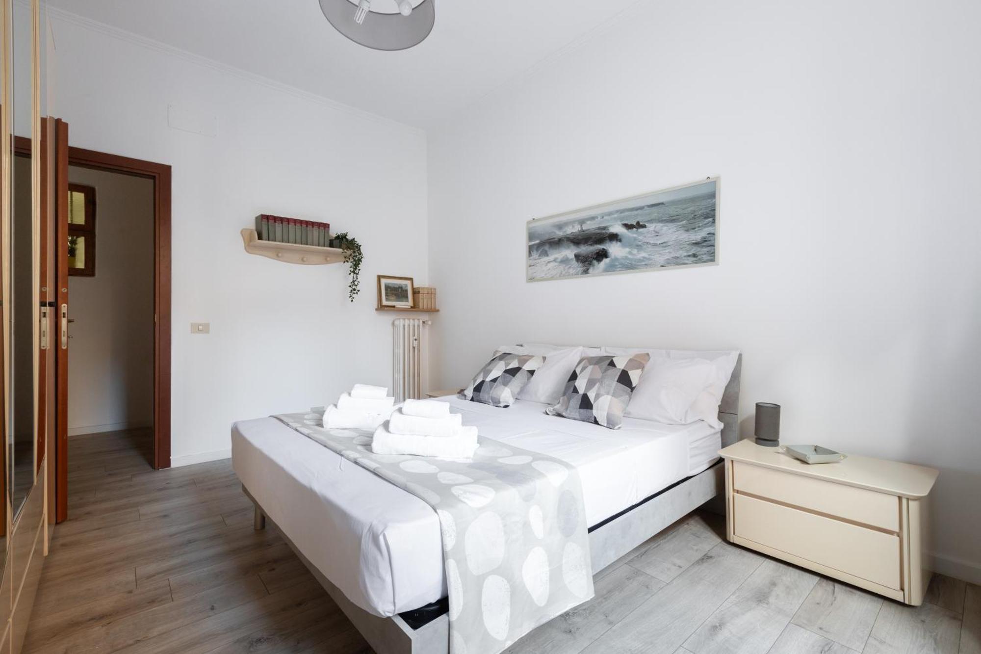 8 Min To Center - 400mt To Metroa, 4-6 Pax, 2 Bathrooms Apartment *